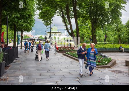 Bergen, Norwegen, 22. Juni 2023: Pedestrains spazieren an einem Nachmittag durch die Straßen von Julemark Byparken im Zentrum von Bergen. Die Gegend ist berühmt Stockfoto