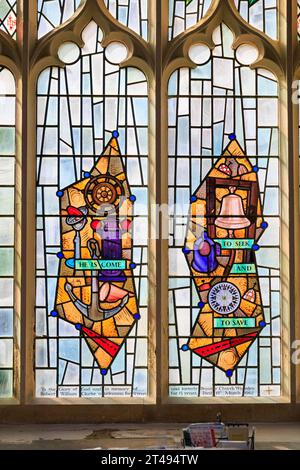 Farbenfrohe Buntglasfenster mit Leuchttürmen und Rettungsbooten in der Pfarrkirche St. Peter und St. Paul in Cromer, Norfolk, England, Großbritannien Stockfoto