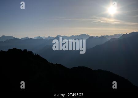 Sonnenstrahlen nach Sonnenaufgang auf die Bergprofile der Zillertaler Alpen. Tirol. Österreich. Europa. Stockfoto