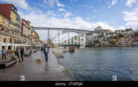 Die Luis-I-Brücke über den Fluss Douro, gesehen vom Flussufer in Porto, Portugal am 18. Oktober 2023 Stockfoto