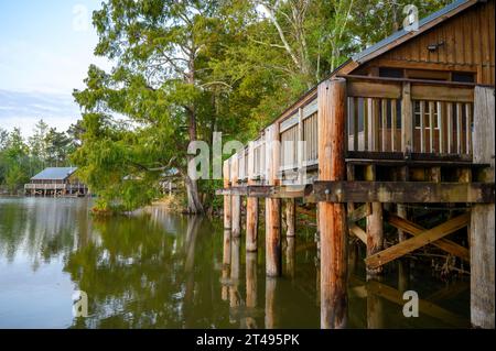 LAKE FAUSSE POINTE, LA, USA - 26. OKTOBER 2023: Hütten am Ufer des Lake Fausse Pointe State Park im Atchafalaya River Basin Stockfoto