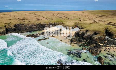 Blick aus der Vogelperspektive über Cunndal, Isle of Lewis, einen abgelegenen Strand in den Äußeren Hebriden Schottlands Stockfoto