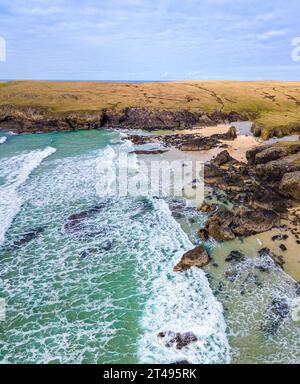 Blick aus der Vogelperspektive über Cunndal, Isle of Lewis, einen abgelegenen Strand in den Äußeren Hebriden Schottlands Stockfoto