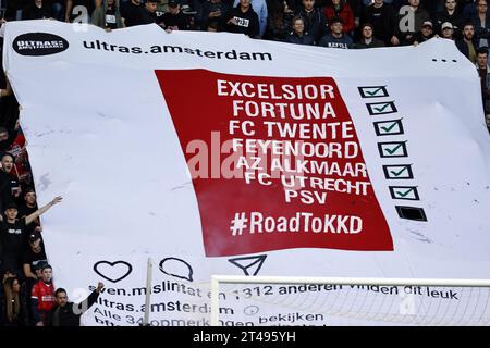 EINDHOVEN - PSV-Fans mit RoadToKKD-Banner während des niederländischen Eredivisie-Spiels zwischen PSV Eindhoven und Ajax Amsterdam im Phillips-Stadion am 29. Oktober 2023 in Eindhoven, Niederlande. ANP MAURICE VAN STEEN Stockfoto