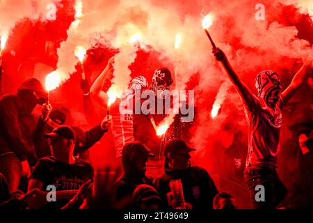 EINDHOVEN - PSV-Fans während des niederländischen Eredivisie-Spiels zwischen PSV Eindhoven und Ajax Amsterdam im Phillips-Stadion am 29. Oktober 2023 in Eindhoven, Niederlande. ANP OLAF KRAAK Stockfoto