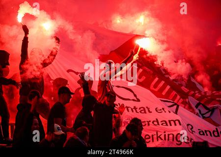 EINDHOVEN - PSV-Fans während des niederländischen Eredivisie-Spiels zwischen PSV Eindhoven und Ajax Amsterdam im Phillips-Stadion am 29. Oktober 2023 in Eindhoven, Niederlande. ANP OLAF KRAAK Stockfoto