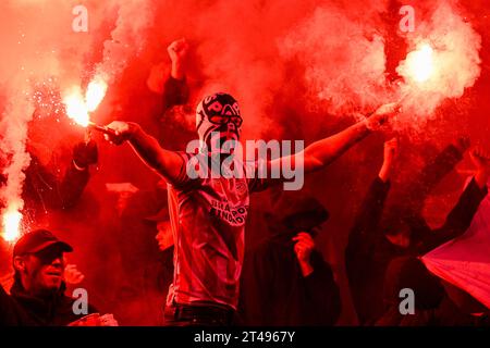 EINDHOVEN - PSV-Fans während des niederländischen Eredivisie-Spiels zwischen PSV Eindhoven und Ajax Amsterdam im Phillips-Stadion am 29. Oktober 2023 in Eindhoven, Niederlande. ANP OLAF KRAAK Stockfoto