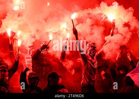 EINDHOVEN - PSV-Fans während des niederländischen Eredivisie-Spiels zwischen PSV Eindhoven und Ajax Amsterdam im Phillips-Stadion am 29. Oktober 2023 in Eindhoven, Niederlande. ANP OLAF KRAAK Stockfoto