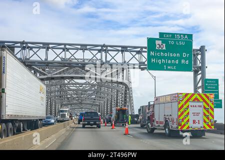 Port Allen, LA, USA - 27. OKTOBER 2023: Der Verkehr in Richtung Osten verlangsamte sich auf der Horace Wilkinson Bridge über den Mississippi River, da das Auto umgekippt wurde Stockfoto