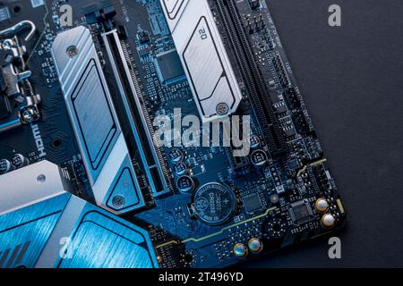 Modernes, leistungsstarkes und schnelles Mainboard mit HDMI- und USB-Anschlüssen. PC-Hardwarekonzept. Wörter für internetkabelverbindung Stockfoto