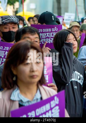 Itaewon Tragedy, 29. Oktober 2023: Familienangehörige der Opfer der Itaewon-Menschenmassen-Verdrängung nehmen an einem protestmarsch in der Itaewon-Straße in Seoul, Südkorea, Teil. Tausende Menschen und Familienmitglieder der Opfer versammelten sich im Zentrum von Seoul, um die Erinnerungen an die Verstorbenen zu würdigen, während einer Gedenkveranstaltung zum ersten Jahrestag der tödlichen Menschenmassen in Itaewon, die 159 Menschenleben forderte. Sie verlangten eine Untersuchung der Katastrophe und Bestrafung von Beamten, die für die Tragödie verantwortlich waren. Die Streikposten lauteten: "Treffen Sie Maßnahmen, um eine Wiederholung der Itaewon-Katastrophe vom 29. Oktober zu verhindern!" (Foto von Lee Jae-won Stockfoto