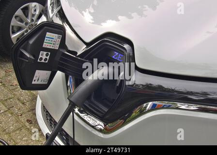 DATUM NICHT ANGEGEBEN Elektroauto an der Ladestation ein Elektrofahrzeug an einer Ladesäule für Elektroautos. Der elektrische Renault ZOE ist Teil eines Carsharing-Projekts am Schlossplatz. Oldenburg, Niedersachsen, Deutschland, 01.09.2023 *** Elektroauto an der Ladestation Elektrofahrzeug an einer Ladestation für Elektroautos der elektrische Renault ZOE ist Teil eines Carsharing-Projekts am Schlossplatz Oldenburg, Niedersachsen, Deutschland, 01 09 2023 Copyright: JOKER/Karl-HeinzxHick JOKER230901070276 Credit: Imago/Alamy Live News Stockfoto