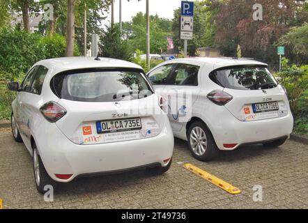 DATUM NICHT ANGEGEBEN Elektroautos an der Ladestation Elektrofahrzeuge an einer Ladesäule für Elektroautos. Der elektrische Renault ZOE ist Teil eines Carsharing-Projekts am Schlossplatz. Oldenburg, Niedersachsen, Deutschland, 01.09.2023 *** Elektrofahrzeuge an der Ladestation Elektrofahrzeuge an einer Ladestation für Elektroautos der elektrische Renault ZOE ist Teil eines Carsharing-Projekts am Schlossplatz Oldenburg, Niedersachsen, Deutschland, 01 09 2023 Copyright: JOKER/Karl-HeinzxHick JOKER230901070278 Credit: Imago/Alamy Live News Stockfoto