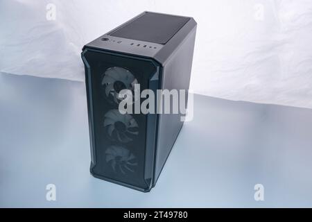 Das Gehäuse der EDV-Systemeinheit mit Neonbeleuchtung. Computertechnik Stockfoto