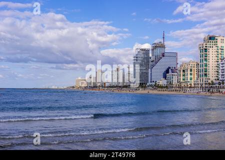 Der Blick auf den Sandstrand Tel Aviv Bugrashov mit der Mittelmeerküste und die Resorthotels am Ufer. Stockfoto