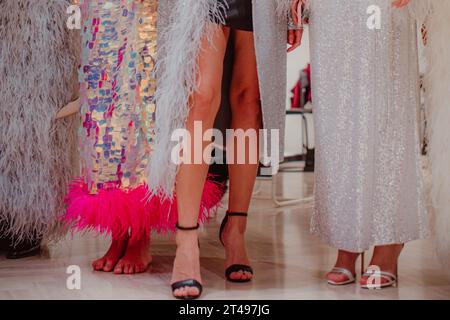 Silhouetten von Modemodellen auf der Backstage in einem langen Haute Couture-Boudoir-Outfit. Vorbereitung vor der Modenschau. Stockfoto