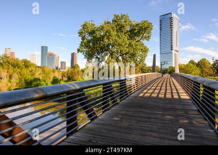 Die Rosemont Fußgängerbrücke überquert Buffalo Bayou mit Blick auf die Wolkenkratzer im Stadtzentrum von Houston. Texas, USA Stockfoto