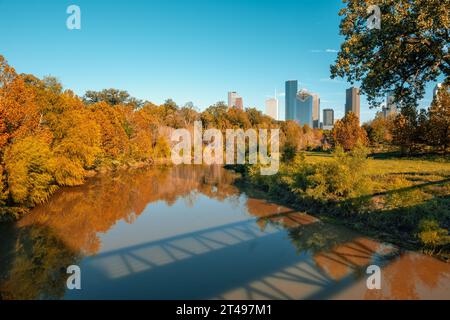 Buffalo Bayou Park mit Blick auf die Wolkenkratzer im Stadtzentrum von Houston. Texas, USA Stockfoto