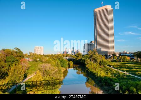 Wolkenkratzer im Stadtzentrum von Houston an einem sonnigen Tag. Buffalo Bayou Park. Texas, USA Stockfoto