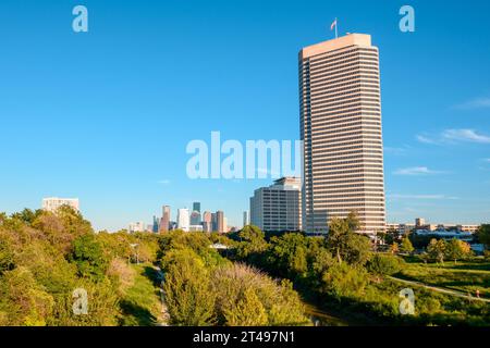 Wolkenkratzer im Stadtzentrum von Houston an einem sonnigen Tag. Buffalo Bayou Park. Texas, USA Stockfoto