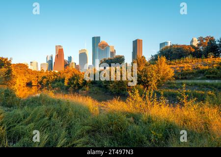 Wolkenkratzer im Stadtzentrum von Houston bei Sonnenuntergang. Buffalo Bayou Park. Texas, USA Stockfoto