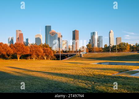 Wolkenkratzer im Stadtzentrum von Houston bei Sonnenuntergang. Buffalo Bayou Park. Texas, USA Stockfoto