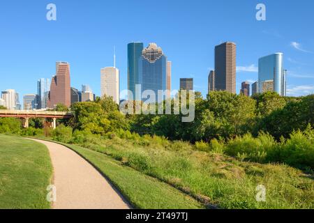 Wolkenkratzer im Stadtzentrum von Houston an einem sonnigen Tag. Buffalo Bayou Park. Texas, USA Stockfoto