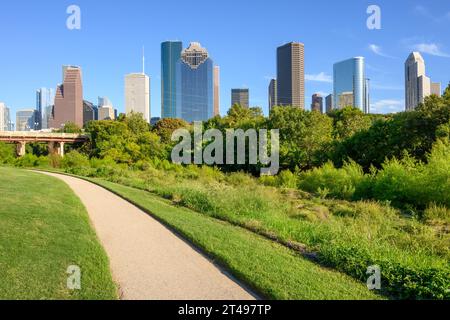 Wolkenkratzer im Stadtzentrum von Houston an einem sonnigen Tag. Buffalo Bayou Park. Texas, USA Stockfoto