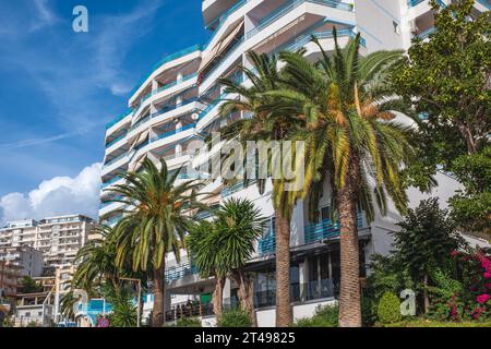 Investitionen in Immobilien. Wohnviertel in Albanien. Miete, Kredit, Kauf einer Wohnung. Wunderschöne, moderne Apartmentgebäude, luxuriös Stockfoto