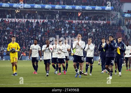 EINDHOVEN - (l-r) Torhüter Diant Ramaj, Silvano Vos von Ajax, Steven Bergwijn von Ajax, Mika Godts von Ajax, Kristian Hlynsson von Ajax, Josip Sutalo von Ajax, Branco van den Boomen von Ajax, Kenneth Taylor von Ajax, Gaston Avila von Ajax Enttäuschung nach dem niederländischen Eredivisie-Spiel zwischen PSV Eindhoven und Ajax Amsterdam im Phillips-Stadion am 29. Oktober 2023 in Eindhoven, Niederlande. ANP MAURICE VAN STEEN Stockfoto