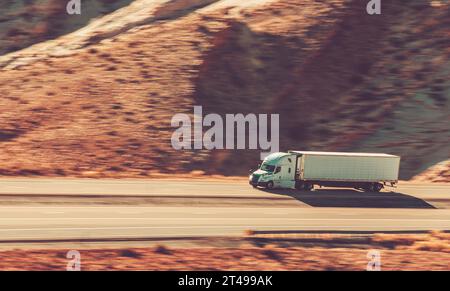 Schnellfahrer auf der Utahs Interstate High 70. Amerikanische Ground Transportation Industry. Stockfoto