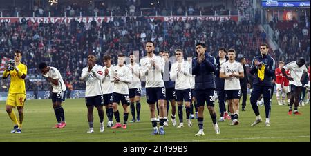 EINDHOVEN - (l-r) Torhüter Diant Ramaj, Silvano Vos von Ajax, Steven Bergwijn von Ajax, Mika Godts von Ajax, Kristian Hlynsson von Ajax, Josip Sutalo von Ajax, Branco van den Boomen von Ajax, Kenneth Taylor von Ajax, Gaston Avila von Ajax Enttäuschung nach dem niederländischen Eredivisie-Spiel zwischen PSV Eindhoven und Ajax Amsterdam im Phillips-Stadion am 29. Oktober 2023 in Eindhoven, Niederlande. ANP MAURICE VAN STEEN Stockfoto