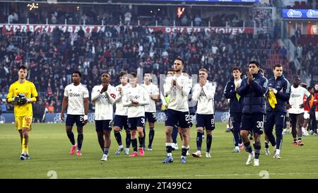 EINDHOVEN - (l-r) Torhüter Diant Ramaj, Silvano Vos von Ajax, Steven Bergwijn von Ajax, Mika Godts von Ajax, Kristian Hlynsson von Ajax, Josip Sutalo von Ajax, Branco van den Boomen von Ajax, Kenneth Taylor von Ajax, Gaston Avila von Ajax Enttäuschung nach dem niederländischen Eredivisie-Spiel zwischen PSV Eindhoven und Ajax Amsterdam im Phillips-Stadion am 29. Oktober 2023 in Eindhoven, Niederlande. ANP MAURICE VAN STEEN Stockfoto