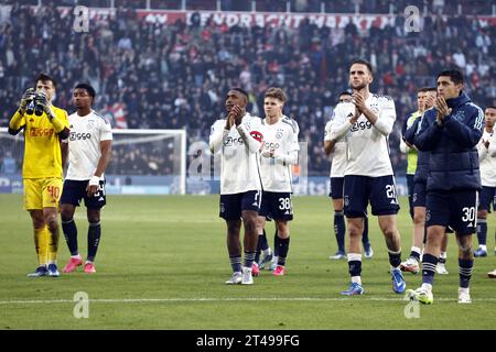 EINDHOVEN - (l-r) Torhüter Diant Ramaj, Silvano Vos von Ajax, Steven Bergwijn von Ajax, Kristian Hlynsson von Ajax, Branco van den Boomen von Ajax, Gaston Avila von Ajax Enttäuschung nach dem niederländischen Eredivisie-Spiel zwischen PSV Eindhoven und Ajax Amsterdam im Phillips-Stadion am 29. Oktober, 2023 in Eindhoven, Niederlande. ANP MAURICE VAN STEEN Stockfoto