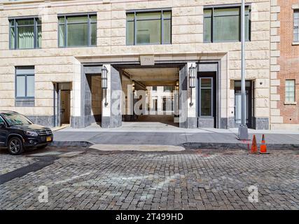 70 Vestry, ein luxuriöses Wohnhaus, entworfen von Robert A.M. Stern, ist ein modernes Kalksteingebäude mit klassischem Aussehen. Stockfoto