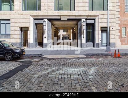 70 Vestry, ein luxuriöses Wohnhaus, entworfen von Robert A.M. Stern, ist ein modernes Kalksteingebäude mit klassischem Aussehen. Stockfoto