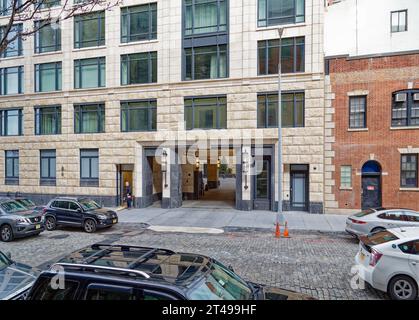 70 Vestry, ein luxuriöses Wohnhaus, entworfen von Robert A.M. Stern, ist ein modernes Kalksteingebäude mit klassischem Aussehen. Stockfoto