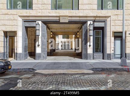 70 Vestry, ein luxuriöses Wohnhaus, entworfen von Robert A.M. Stern, ist ein modernes Kalksteingebäude mit klassischem Aussehen. Stockfoto