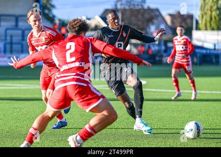 Souleymane Anne (22) von KMSK Deinze, dargestellt während eines Fußballspiels zwischen SL16 FC und KMSK Deinze am 10. Spieltag der Challenger Pro League 2023-2024 am Sonntag, 29. Oktober 2023 in Vise/Wezet, Belgien. Quelle: Sportpix/Alamy Live News Stockfoto