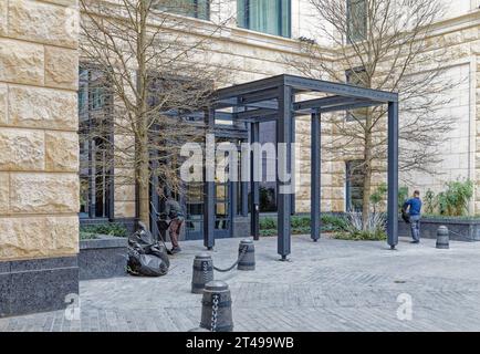 70 Vestry, ein luxuriöses Wohnhaus, entworfen von Robert A.M. Stern, ist ein modernes Kalksteingebäude mit klassischem Aussehen. Stockfoto