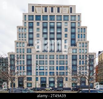 70 Vestry, ein luxuriöses Wohnhaus, entworfen von Robert A.M. Stern, ist ein modernes Kalksteingebäude mit klassischem Aussehen. Stockfoto