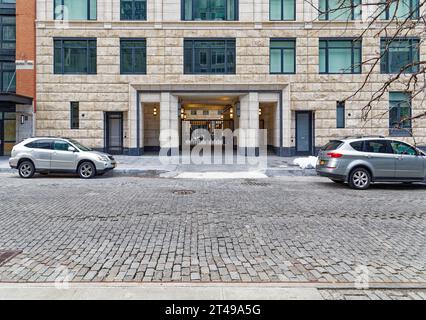 70 Vestry, ein luxuriöses Wohnhaus, entworfen von Robert A.M. Stern, ist ein modernes Kalksteingebäude mit klassischem Aussehen. Stockfoto