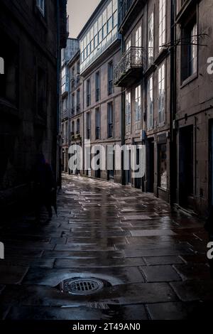 Straßen in Santiago de Compostela nach Regen. Spanien. Stockfoto