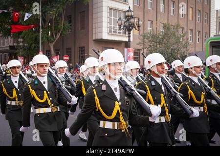 Ankara, Türkei. Oktober 2023. Während der Militärparade werden türkische Soldaten gesehen. Anlässlich des 100. Jahrestages der Gründung der Republik Türkei fand eine Militärparade vom K?z?Lay Platz in Ankara zur Ersten Großen Nationalversammlung der Türkei (TBMM) statt. Quelle: SOPA Images Limited/Alamy Live News Stockfoto