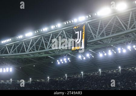 Turin, Italien. Oktober 2023. Das Logo des FC Juventus wurde im Allianz Stadion während des Fußballspiels der Serie A 2023-24 zwischen Juventus und Verona gesehen. Endpunktzahl: Juventus 1:0 Verona. (Foto: Fabrizio Carabelli/SOPA Images/SIPA USA) Credit: SIPA USA/Alamy Live News Stockfoto