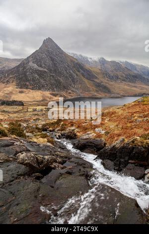 Klassischer Blick auf Tryfan an einem düsteren Wintertag von den Hängen der Carneddau. Eryri (Nationalpark Snowdonia) Stockfoto