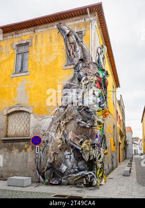 Riesiger, riesiger Metallkaninchen aus Schrott auf der Seite des Hauses in Vila Nova de Gaia, Porto, Portugal am 18. Ocotber 2023 Stockfoto