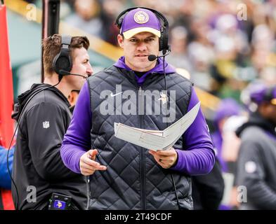 Green Bay, Usa. Oktober 2023. Kevin O’Connell, Cheftrainer der Minnesota Vikings, geht am Sonntag, den 29. Oktober 2023, während des NFL-Spiels zwischen den Minnesota Vikings und den Green Bay Packers im Lambeau Field durch die Seitenlinie, Foto: Tannen Maury/UPI Credit: UPI/Alamy Live News Stockfoto