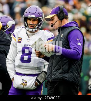 Green Bay, Usa. Oktober 2023. Kevin O’Connell (R) spricht mit Minnesota Vikings Quarterback Kirk Cousins (L) während des NFL-Spiels zwischen den Minnesota Vikings und den Green Bay Packers am Sonntag, den 29. Oktober 2023, Foto: Tannen Maury/UPI Credit: UPI/Alamy Live News Stockfoto