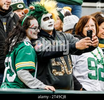 Green Bay, Usa. Oktober 2023. Fans der Green Bay Packers machen Selfie-Fotos vor dem Start des NFL-Spiels zwischen den Minnesota Vikings und den Green Bay Packers im Lambeau Field am Sonntag, den 29. Oktober 2023, Foto: Tannen Maury/UPI Credit: UPI/Alamy Live News Stockfoto